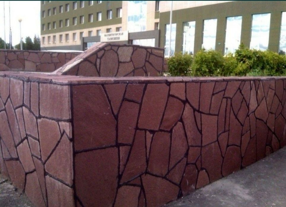 Красный дикий камень