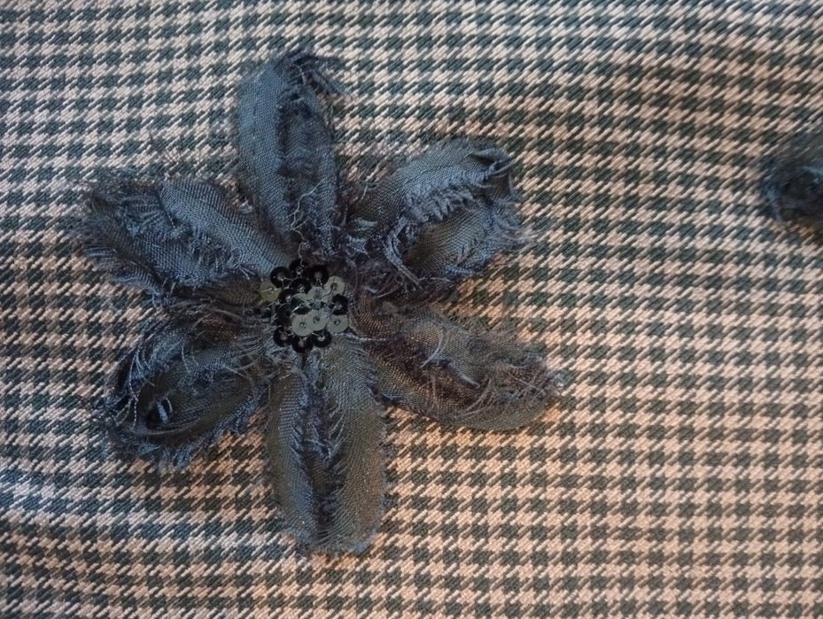 Блуза в кафяво и черно с черни цветя с пайети