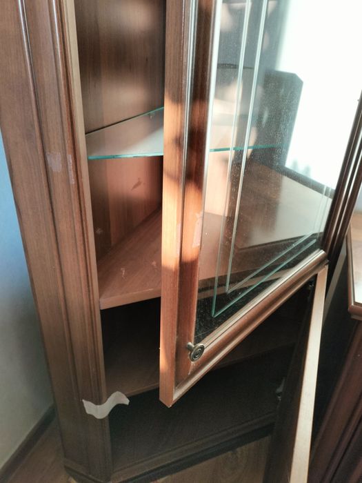 Угловой сервант из чистого дерева