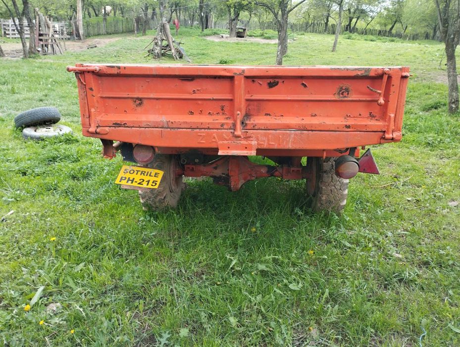 Vând remorca cu tracțiune basculare trilaterala