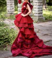 Дизайнерска бална рокля с пера и камъни