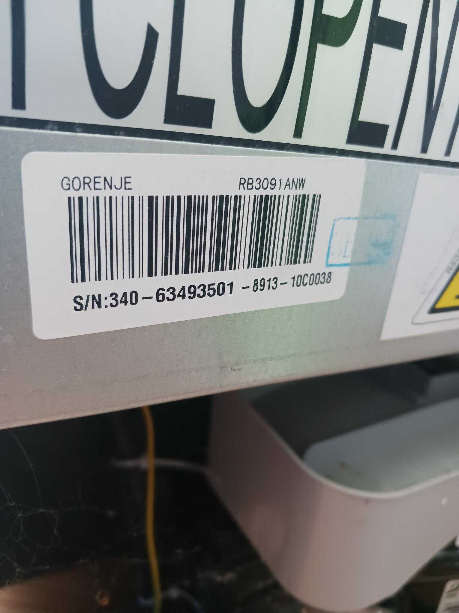 Малък хладилник Gorenje с камера