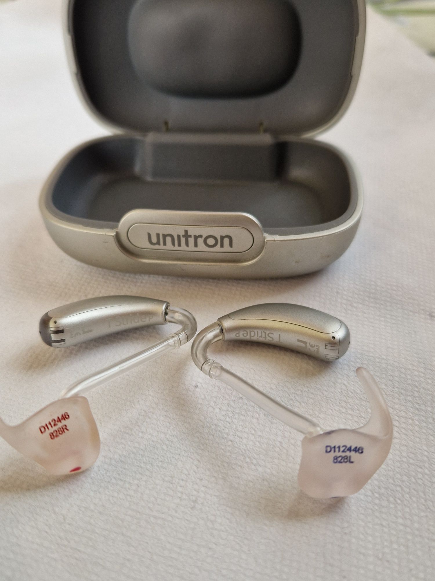 Два броя слухови апарати