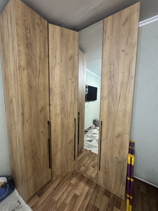 Угловой шкаф в хорошем состоянии