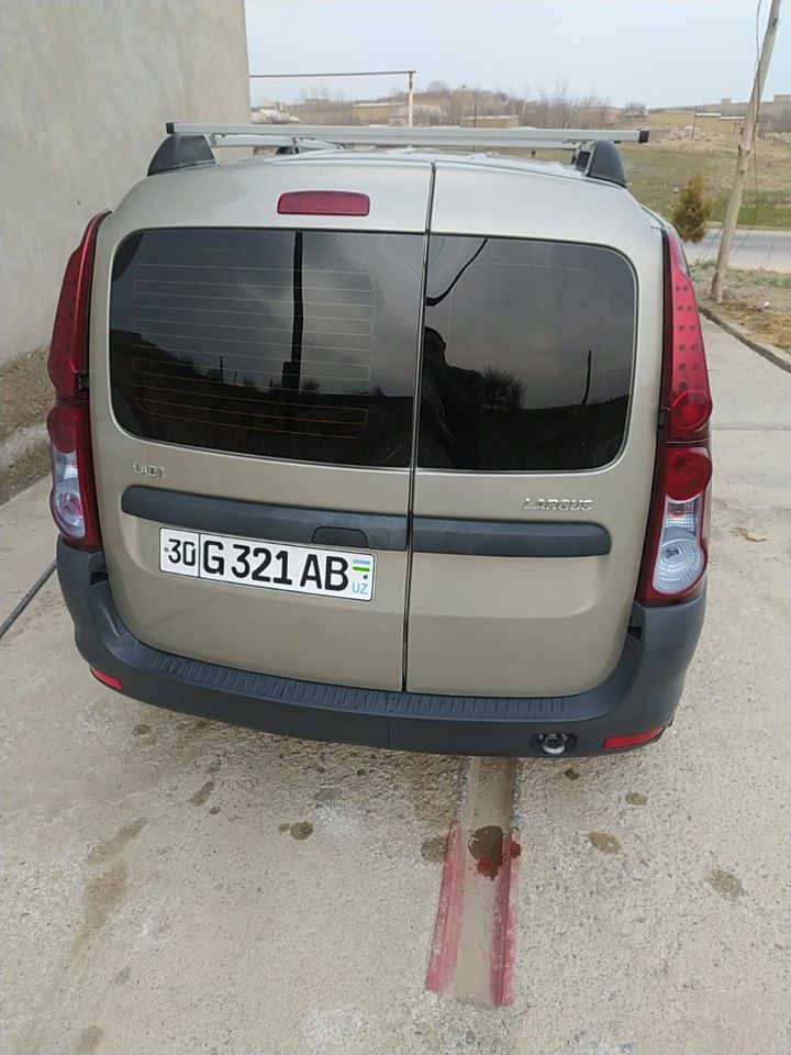 Lada largus srochni sotiladi