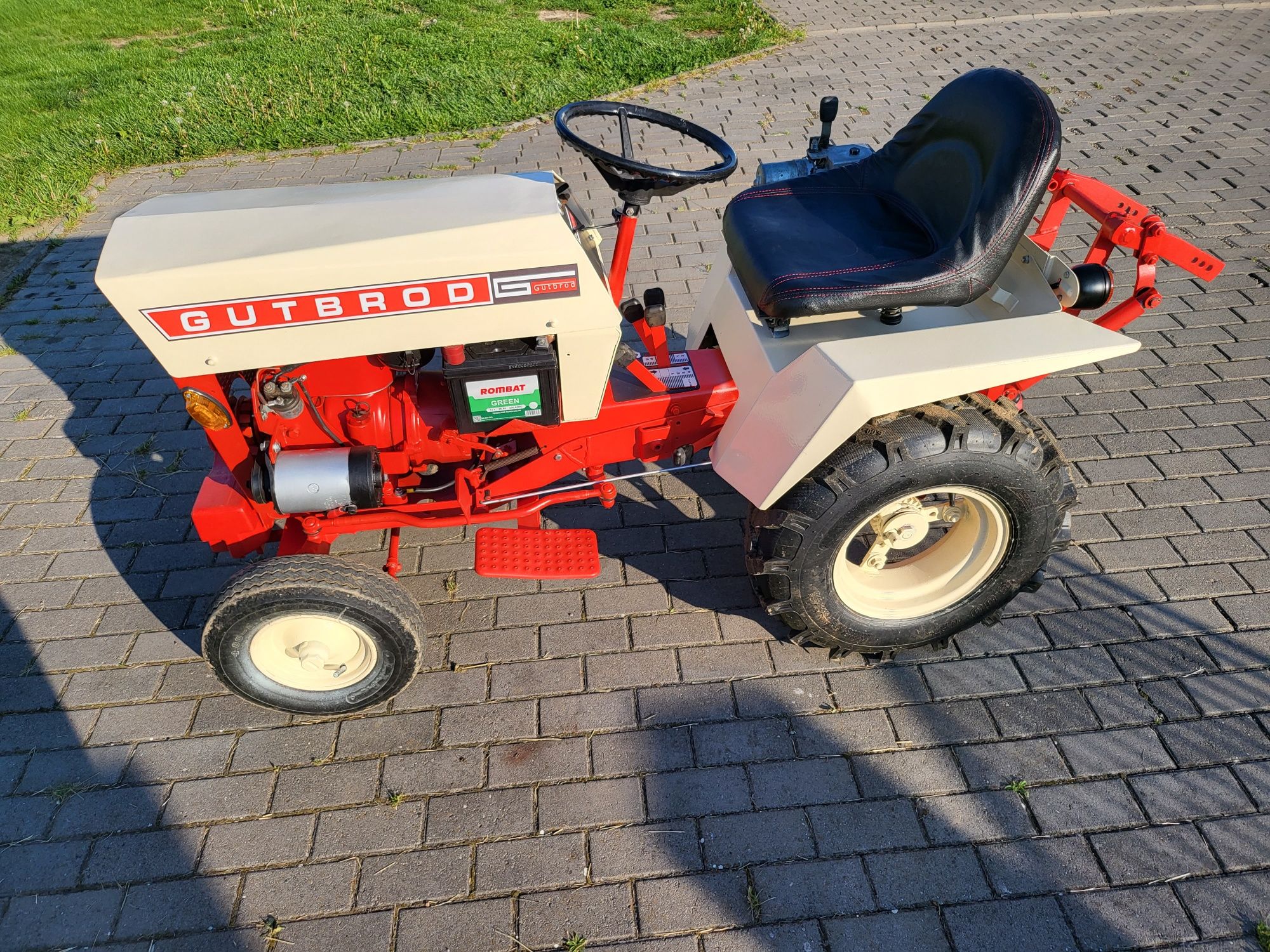 Tractoras Gutbrod 1032 cu freza pt. gradina