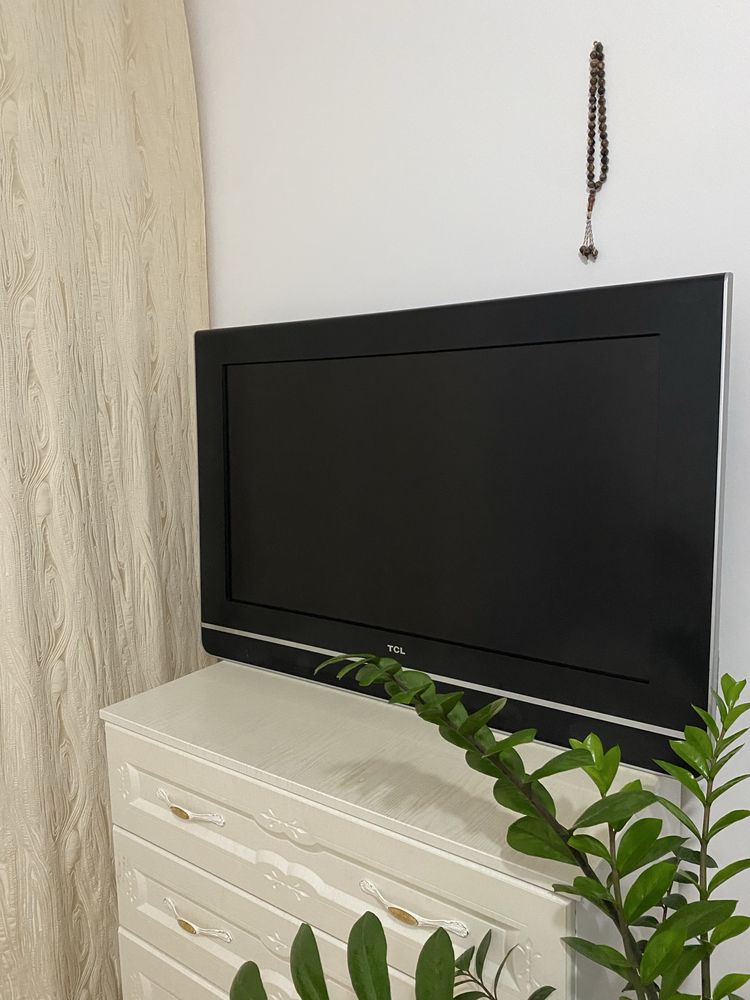 Телевизор TCL в рабочем состоянии