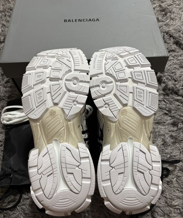 Balenciaga runner graffiti