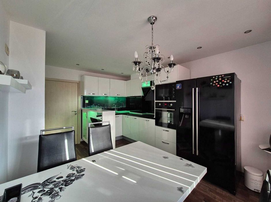 Продава се Тристаен апартамент в Русе, Център - 90 кв.м за 2212 €/кв.м - Снимка #4