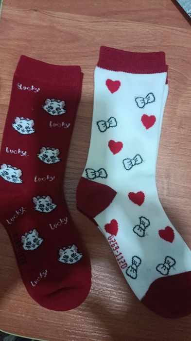 Продам две пары носков на 38рр  по 500