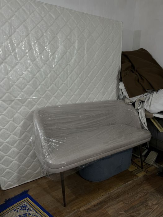 Диван новый на длинных ножках