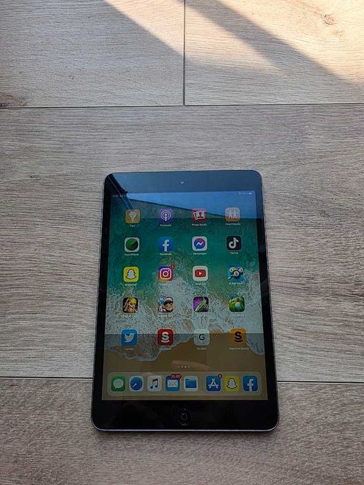 Tablea Apple iPad Mini 8", cu mica problema la ecran