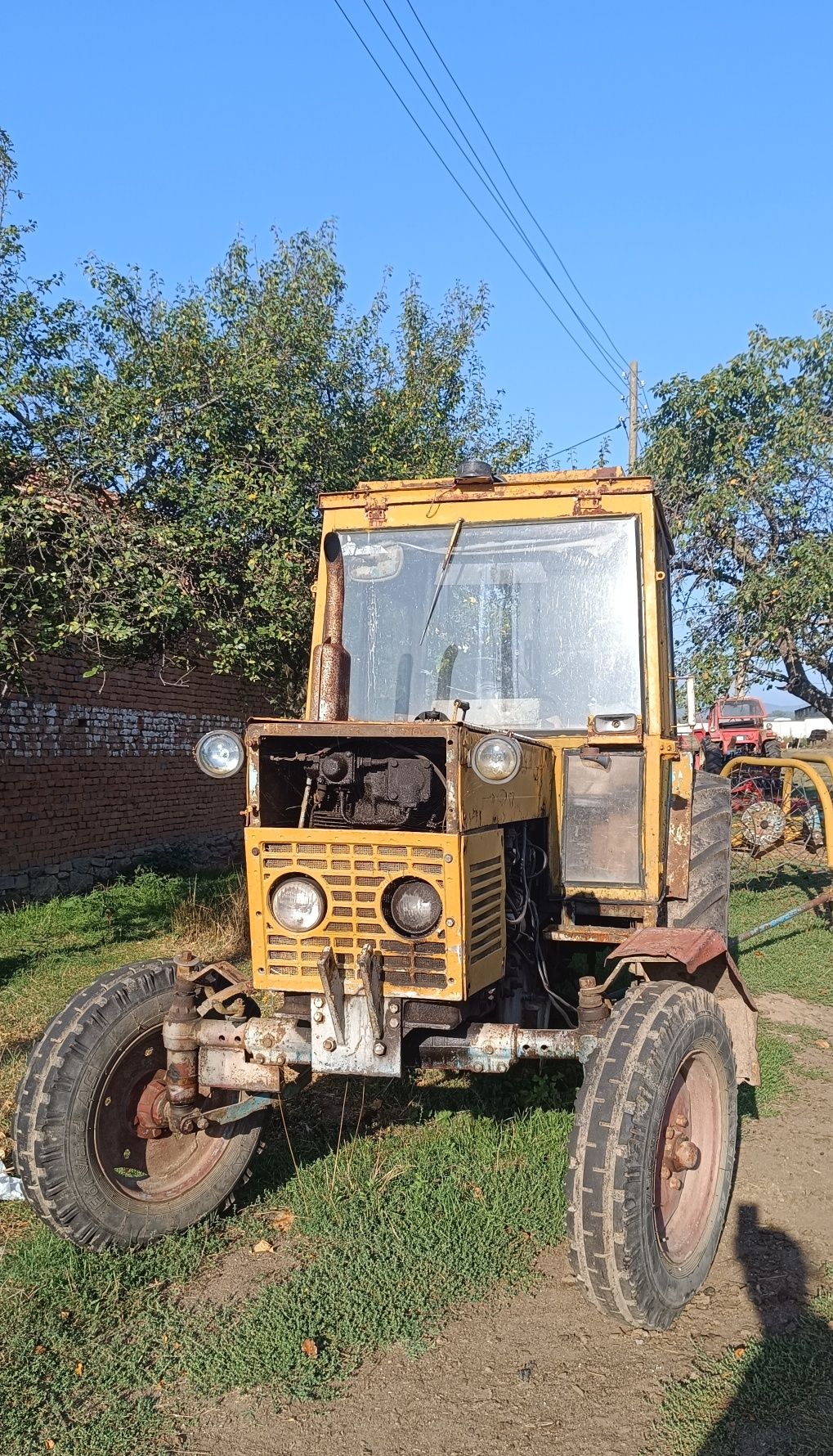 Жълт     трактор