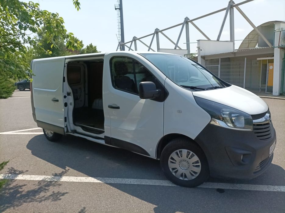 Inchiriez Dube Fara Sofer - Renault Trafic/Opel Vivaro  cu Licență