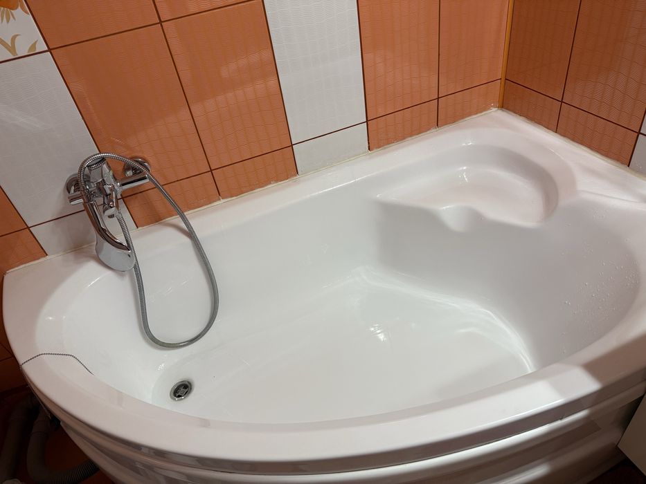 Cada de colț de vanzare