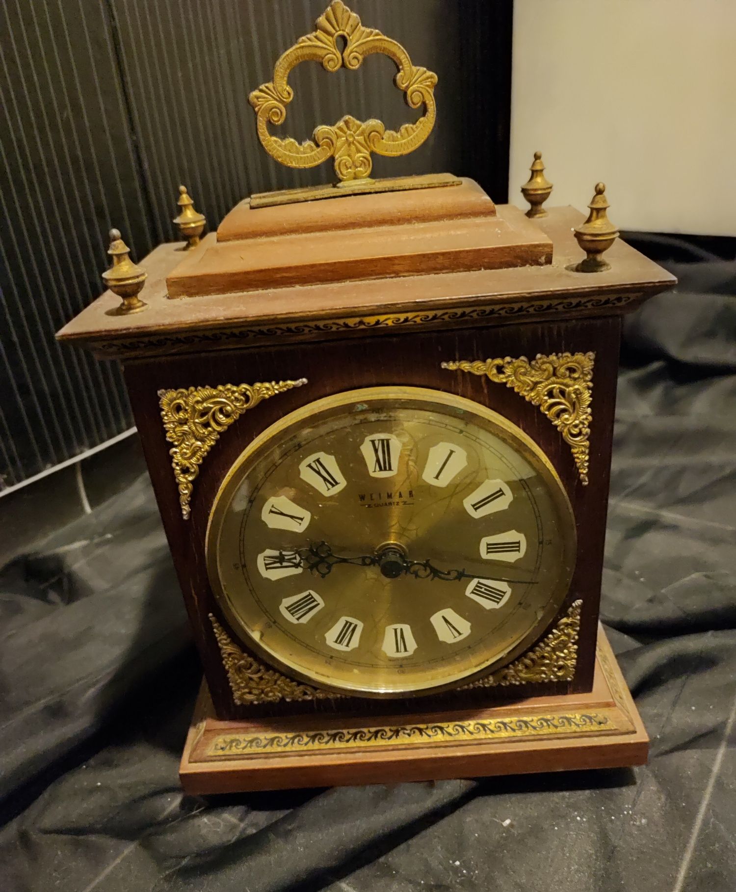 Старинен дървен часовник с съвременен механизъм