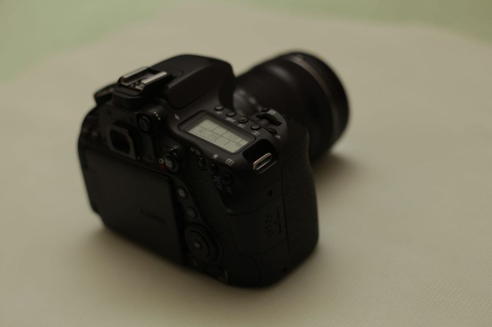 Продается профессиональный фотоаппарат Canon EOS 80D как новый
