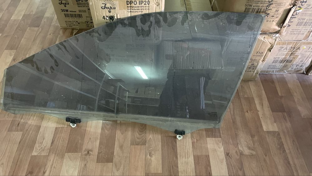 Продам стекло на камри передни левый