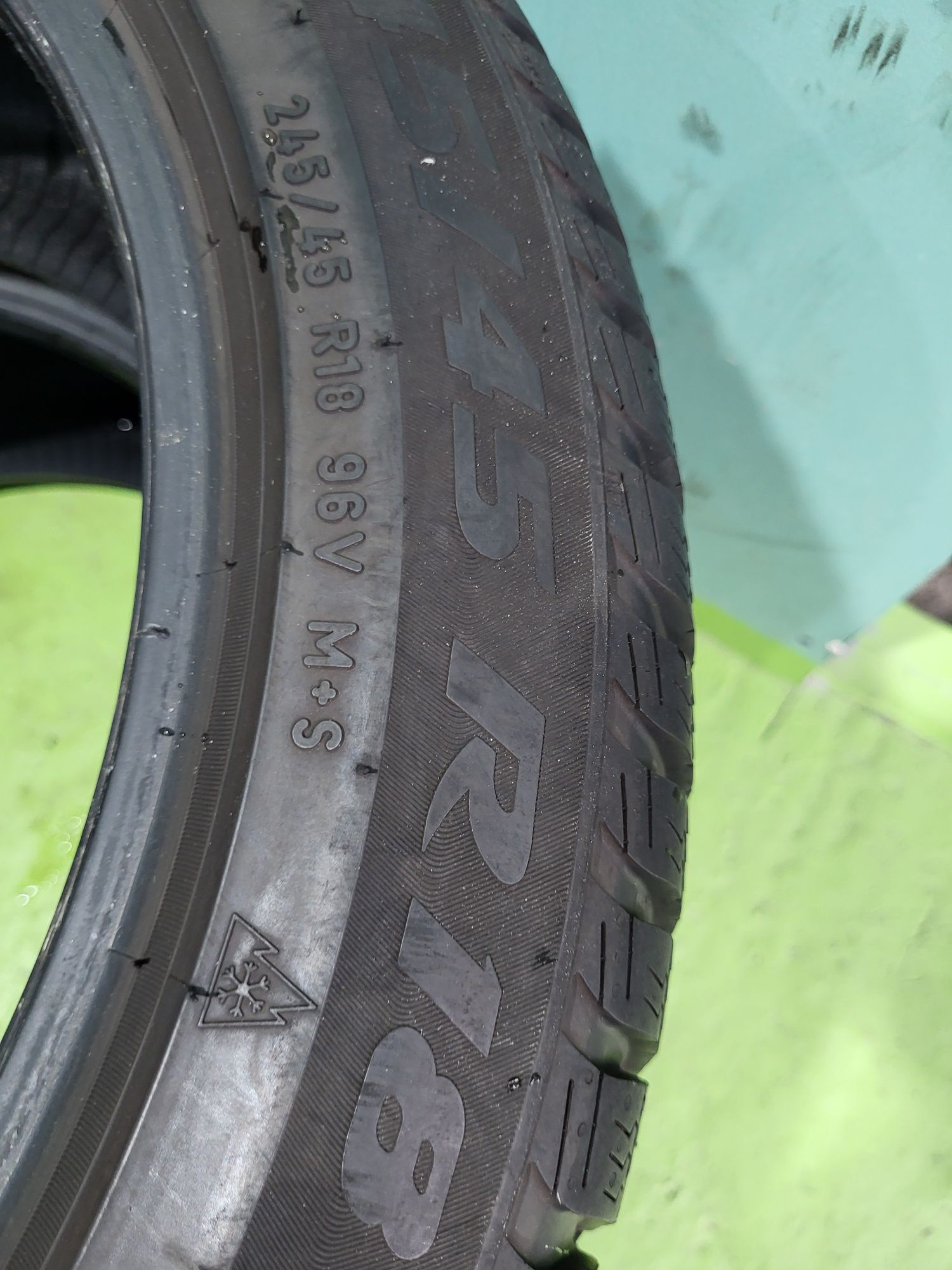 2 бр зимни 245/45/18 Pirelli