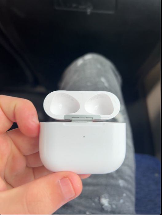 AirPods 3 with Wireless Charging Case