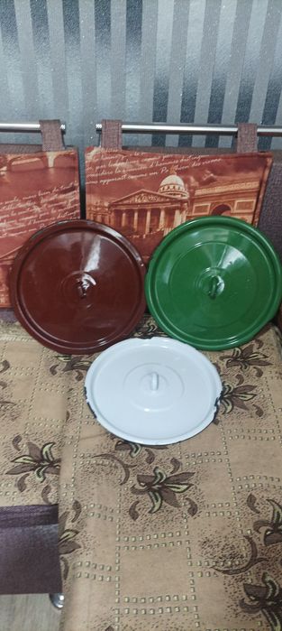 Эмалированные кастрюли и ведро .
