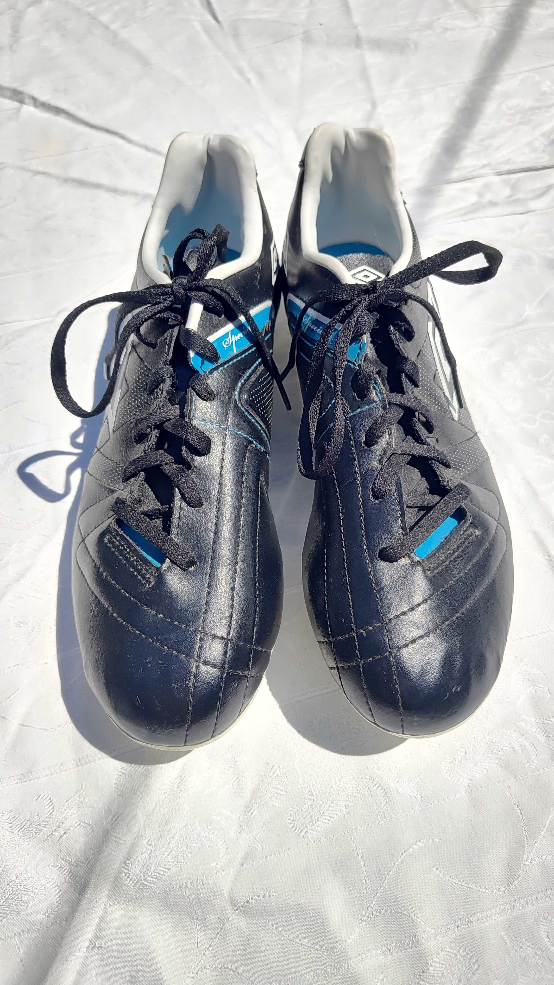 Мъжки футболни обувки в перфектно състояние, бутонки: Adidas и Umbro