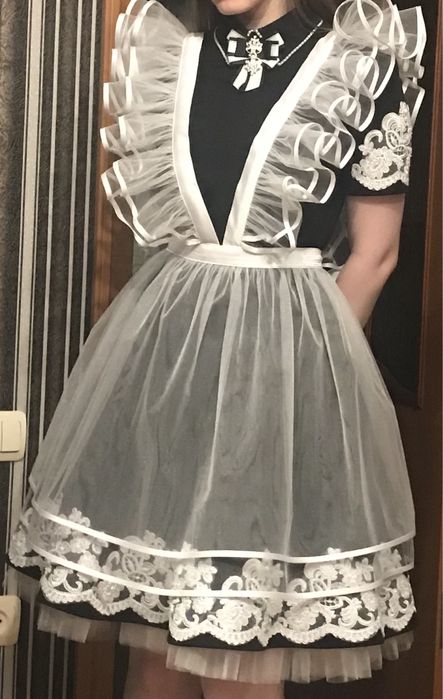 Школьная форма, продается в комплекте: платье, фртук, подьюбник, брош