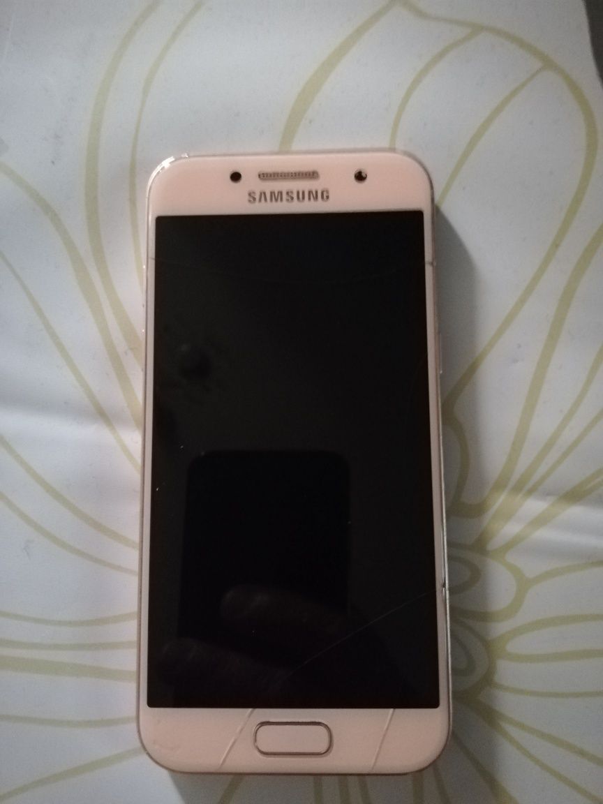 Samsung galaxy  А 3.2017г