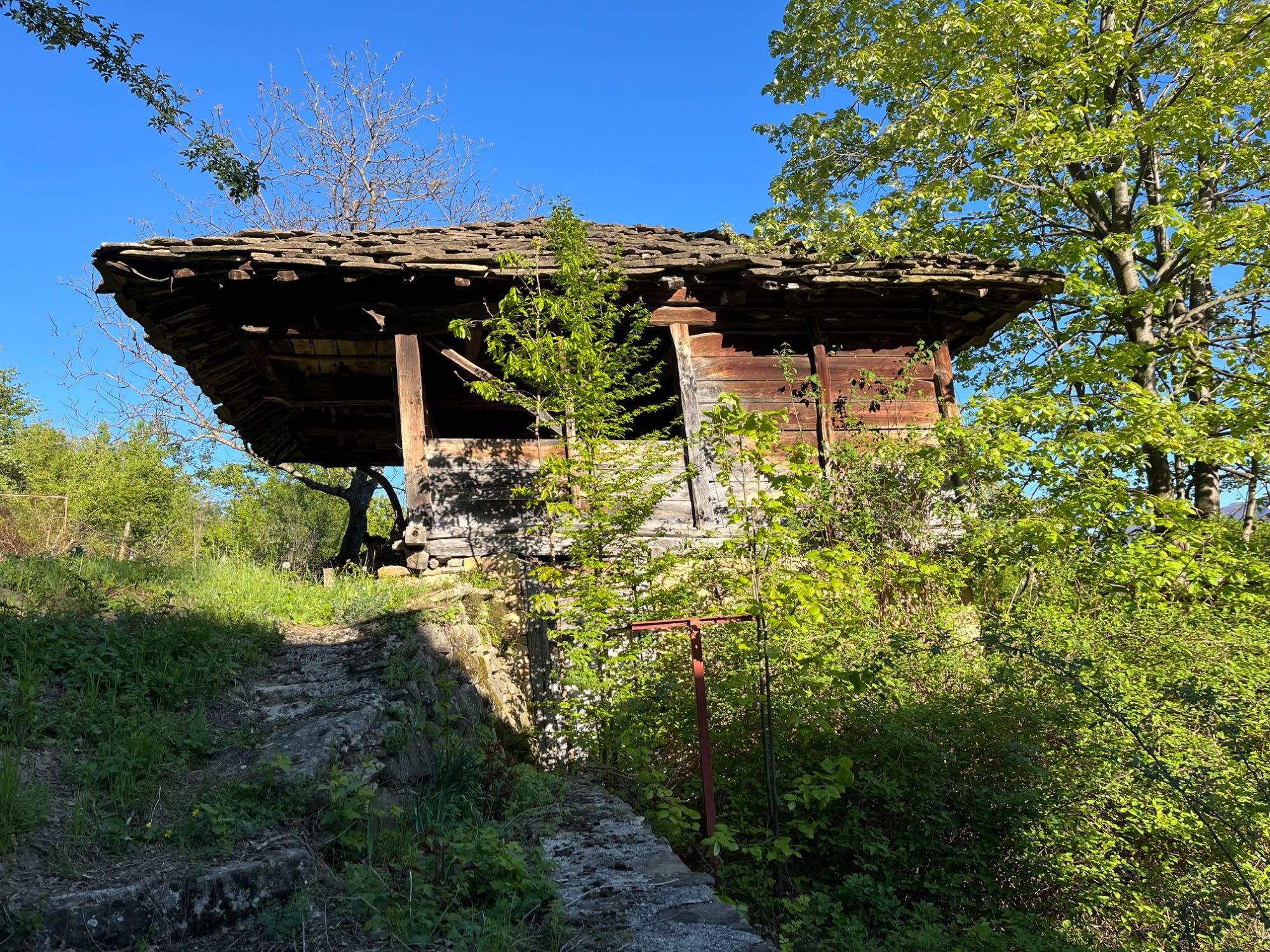 Продавам къща с плевня в село Долни Радковци, област Трявна