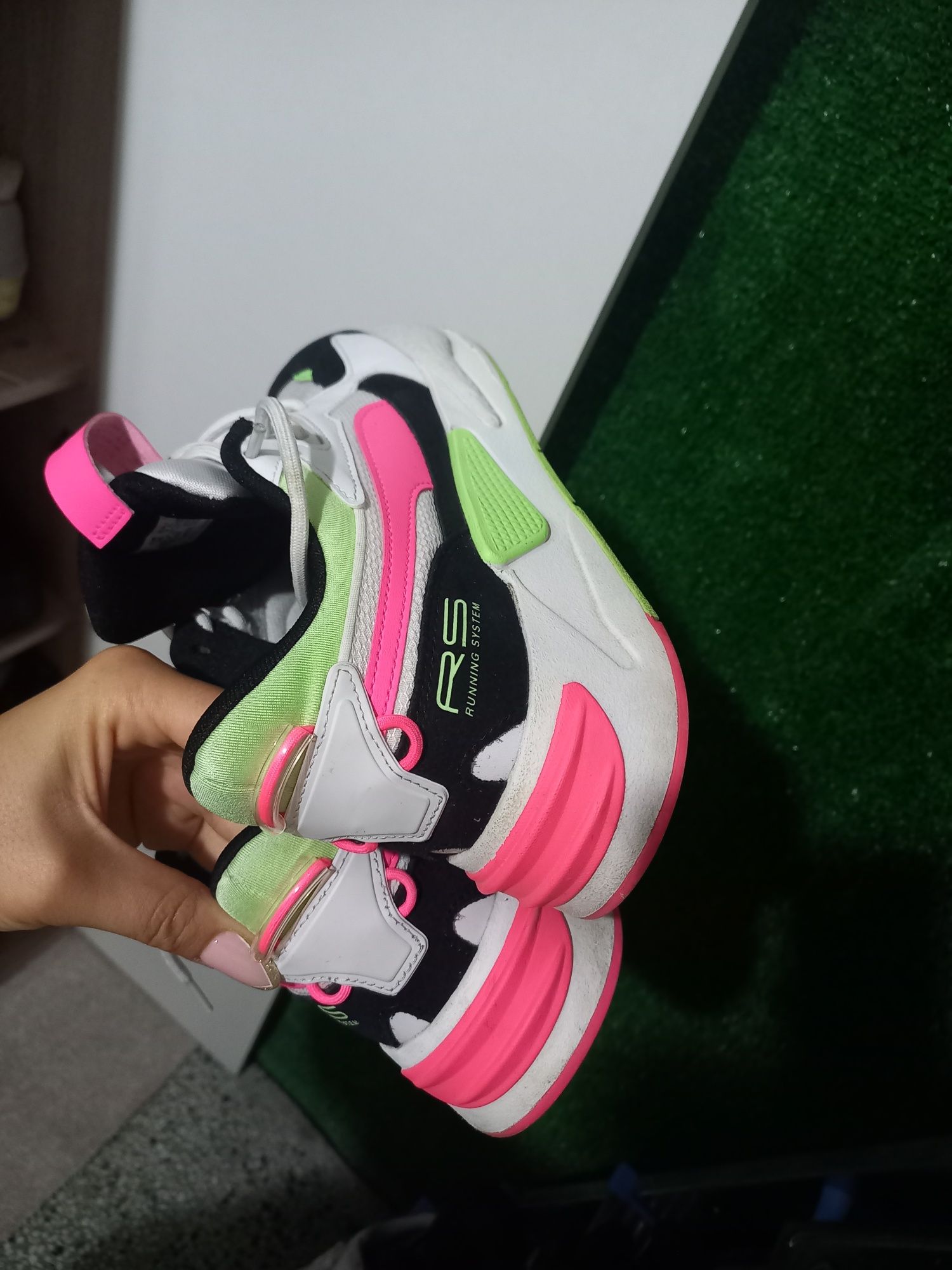 Дамски обувки Puma / Спортни обувки RS-Z Reinvent с контраст
