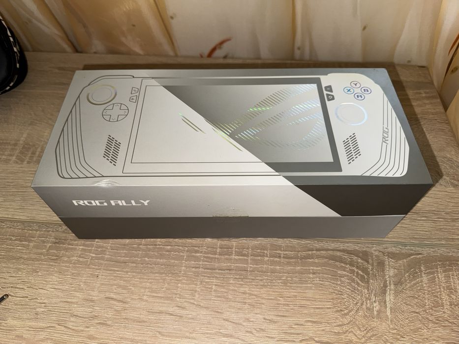 Vand urgent Asus Rog Ally Z1 Extreme + accesorii