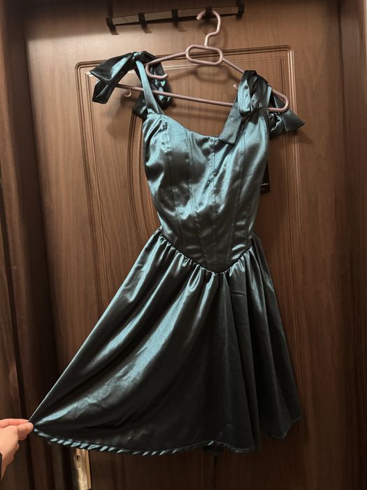 ЧИСТО НОВА , Елегантна зелена рокля