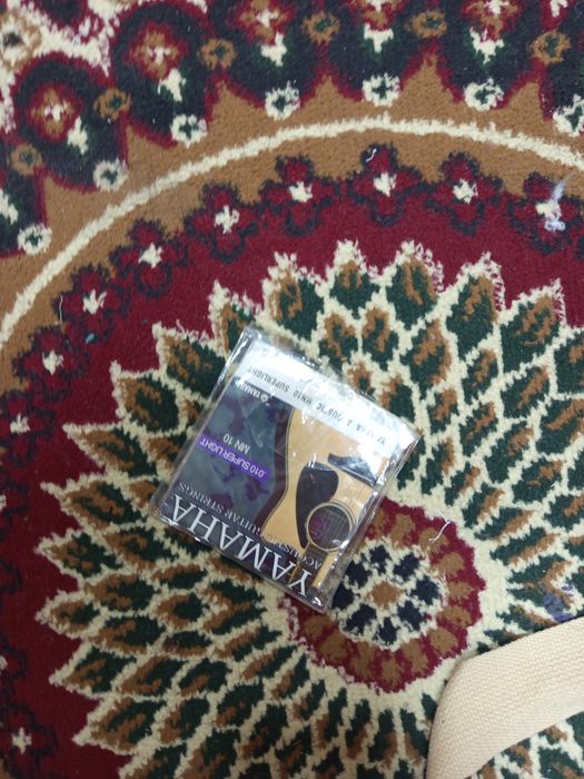 Akkustik gitara sotiladi