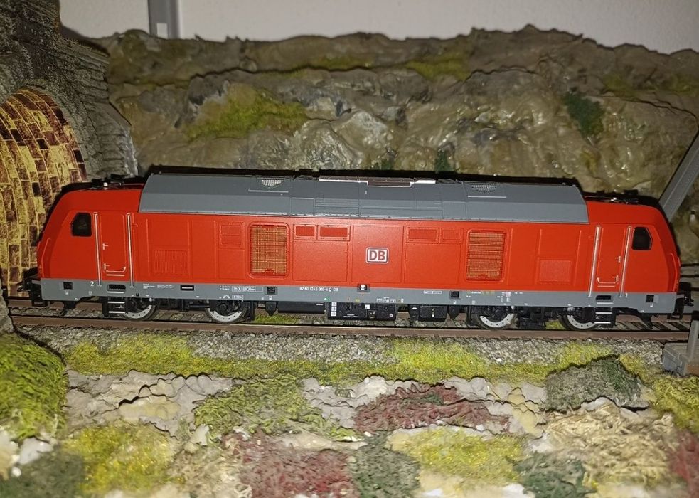 Locomotiva diesel piko BR245 cu sunet 

Lumini led alb/roșu in funcție