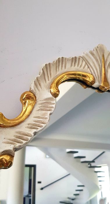 Oglindă veche cu ramă din lemn masiv