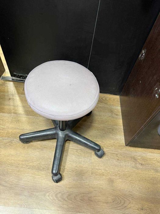 Salon uchun stullar toplami