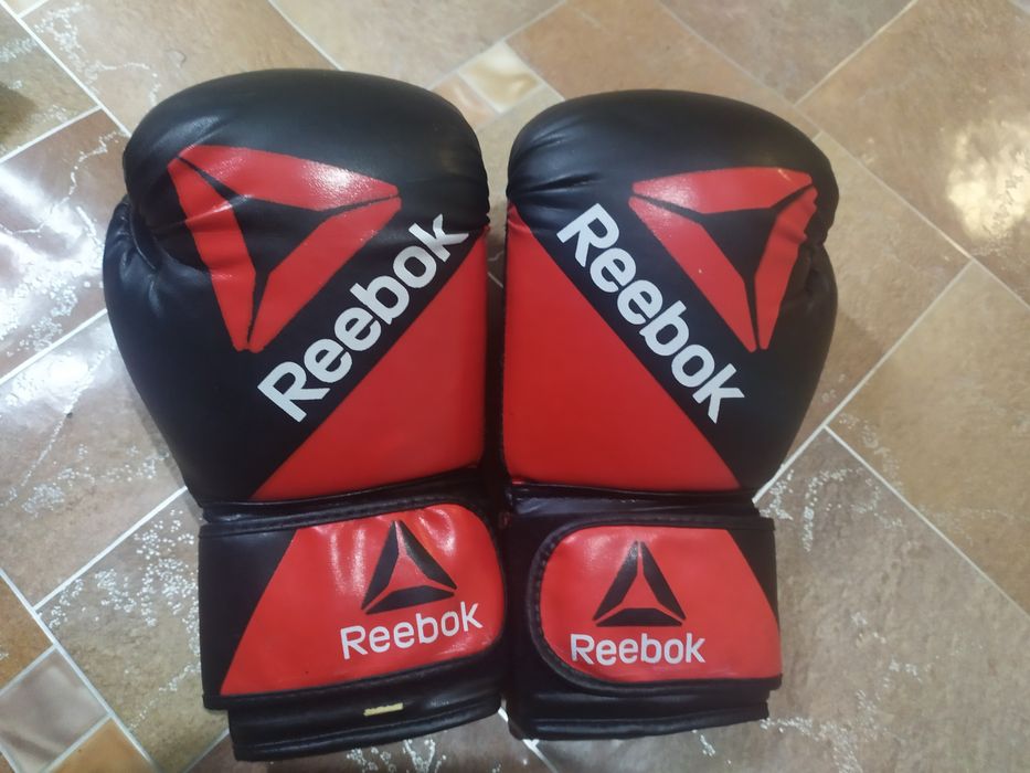 Перчатки боксёрские и футы для кикбокса
