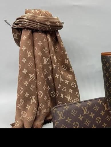 Set LV 3 articole/geanta +esarfa cu 2 fețe +portofel, saculet,eticheta