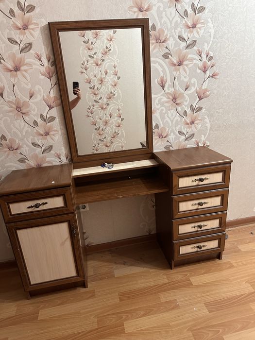 Срочно продам туалетный столик. Цена 10 тыс.тенге.