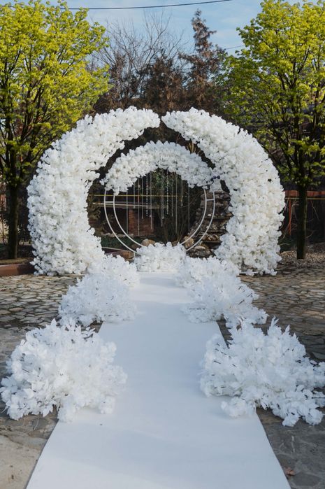 Cort, mese, scaune,vitrine, dozator de bere si aranjamente florale