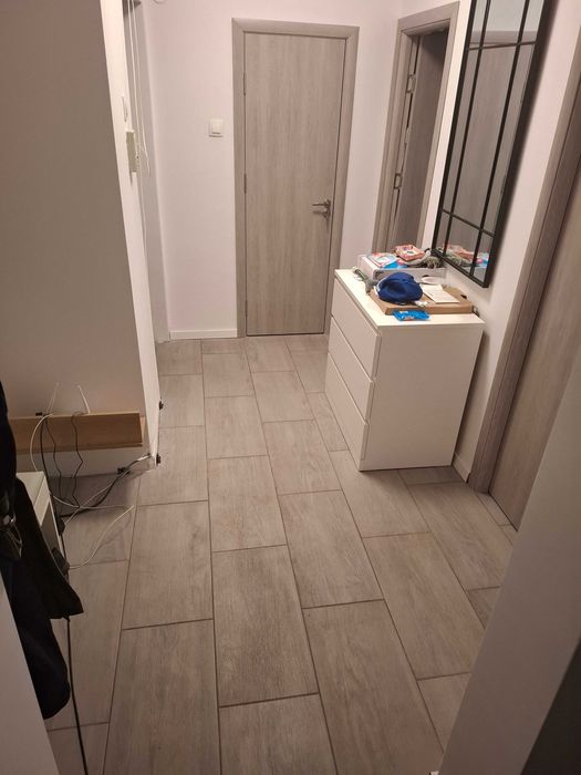 Apartament cu 3 camere, decomandat, etaj 2, zona centrala