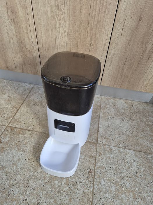 Hranitor automat pentru caini si pisici