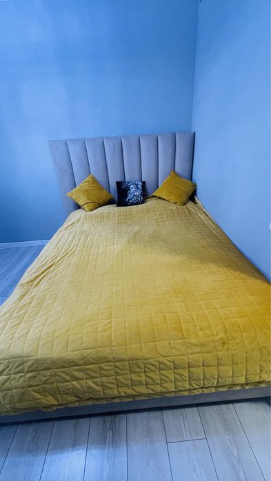 Двухспальная кровать-платформа с мягкой обивкой