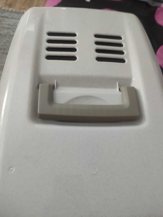 Litieră mare,boluri și un pătuț de pisici