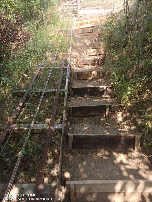 Продава се екологичен проект от 12 710 кв. м. с две нови дървени къщи.