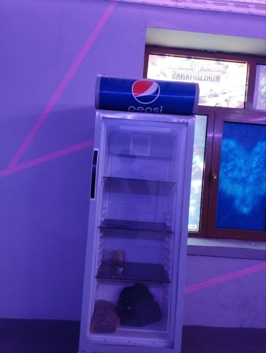 Витрина. Холодильник.