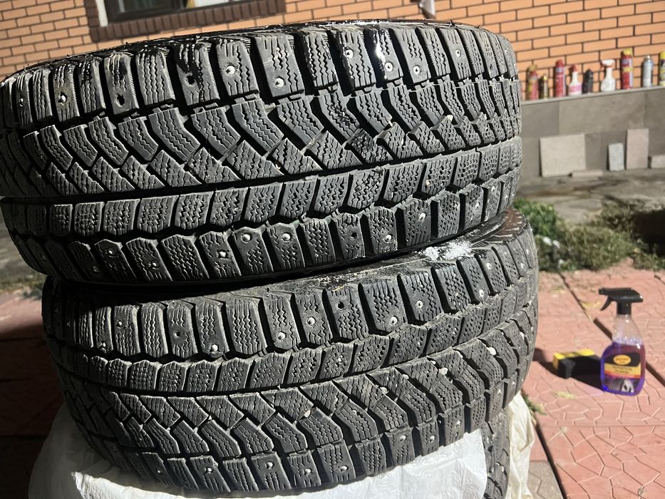 205.55.R16 зимние комплект почти новые шипы