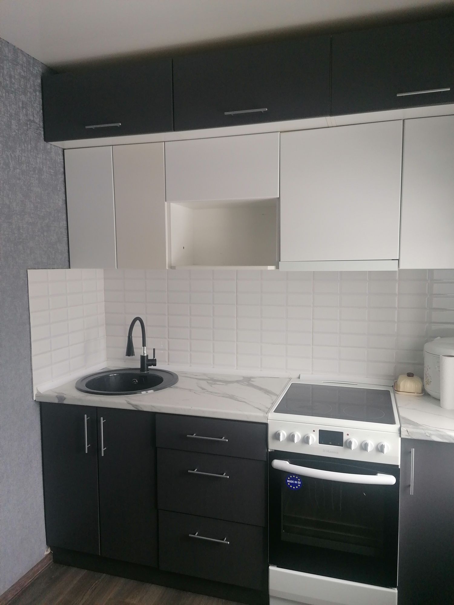 Продам 3х комнатную квартиру в 4микрорайоне 38 5этаж.