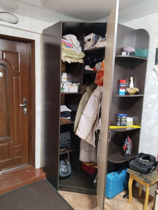 Продам угловой шкаф.