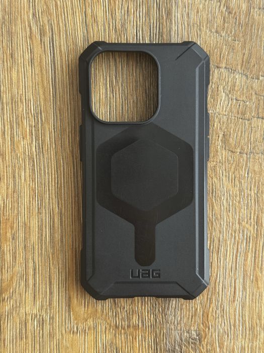 Vand doua huse UAG pentru Iphone 15 pro